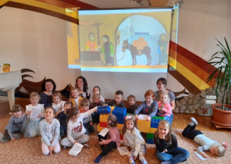 Kinder beim Minigottesdienst "Brücken bauen"