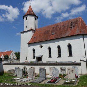 Kirche vom Friedhof aus